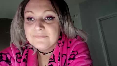 notouchmami online show from November 1, 2025, 9:11 am