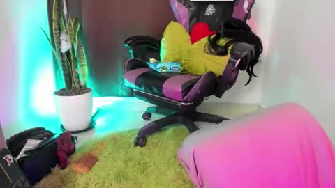 Nia online show from November 20, 2025, 4:23 am