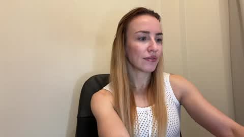 Snapshot of nyxelia_ chatting on April 30, 2026, 7:25 am Anastasia online show from April 30, 2026, 7:25 am