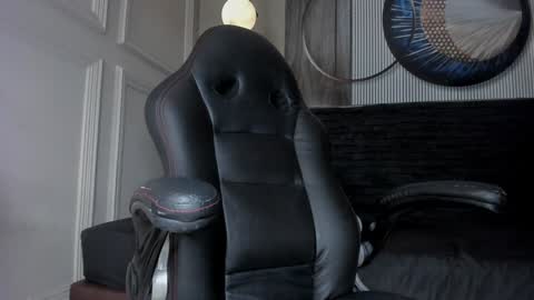 independent model online show from December 6, 2024, 11:00 am