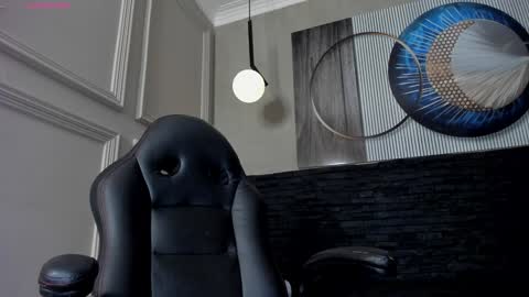 independent model online show from January 31, 2025, 4:06 pm