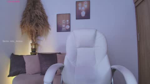 independent model online show from May 20, 2026, 8:04 pm