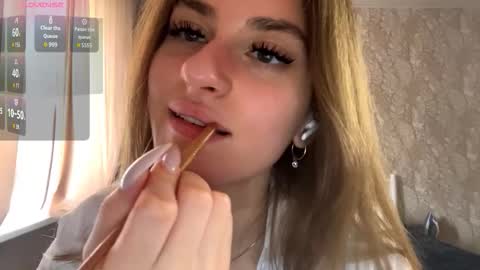 Mia online show from September 14, 2025, 9:30 am