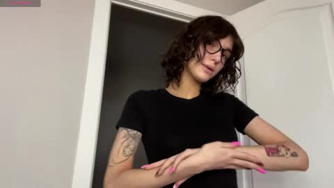 Snapshot of odettehatt chatting on April 19, 2026, 4:56 am Thea online show from April 19, 2026, 4:56 am