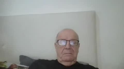 Snapshot of oggi95 chatting on February 7, 2025, 2:04 pm oggi95 online show from February 7, 2025, 2:04 pm