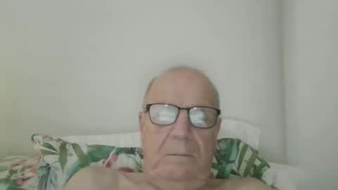 Snapshot of oggi95 chatting on September 23, 2025, 7:44 am oggi95 online show from September 23, 2025, 7:44 am