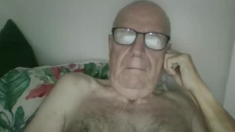 Snapshot of oggi95 chatting on October 18, 2025, 7:42 am oggi95 online show from October 18, 2025, 7:42 am