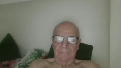 Snapshot of oggi95 chatting on October 19, 2025, 5:13 pm oggi95 online show from October 19, 2025, 5:13 pm