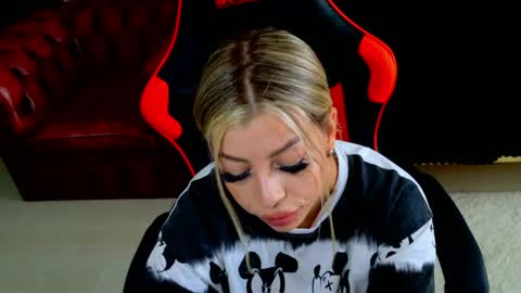 Snapshot of ohhh_nicole chatting on April 7, 2026, 2:06 pm ohhh_nicole online show from April 7, 2026, 2:06 pm