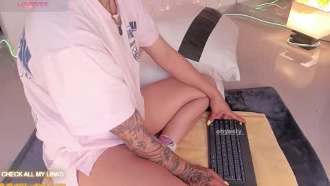 ohyesly_ online show from January 13, 2026, 10:09 am