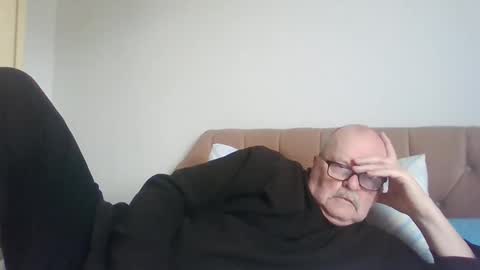 oldfkr69 online show from February 25, 2026, 10:58 am