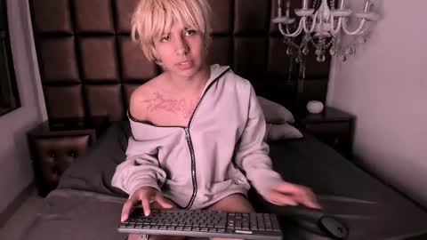 oliiverr22 online show from November 15, 2025, 2:13 pm