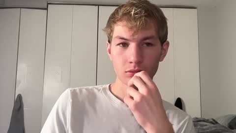 Snapshot of oliver_beck chatting on December 15, 2024, 2:19 am Oliver Beck online show from December 15, 2024, 2:19 am