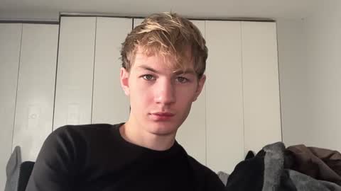 Snapshot of oliver_beck chatting on December 17, 2024, 7:37 pm Oliver Beck online show from December 17, 2024, 7:37 pm