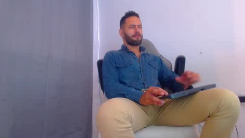 Snapshot of oliverdrew1 chatting on December 25, 2024, 8:07 pm oliver online show from December 25, 2024, 8:07 pm