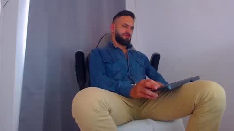 Snapshot of oliverdrew1 chatting on February 16, 2025, 9:05 pm oliver online show from February 16, 2025, 9:05 pm