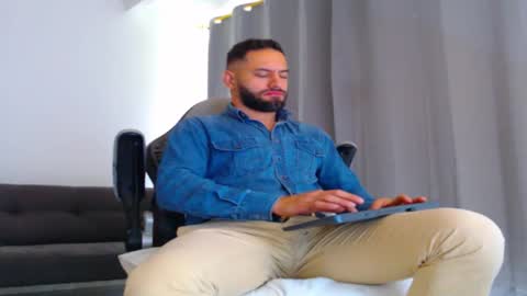 oliver online show from December 1, 2025, 1:49 pm