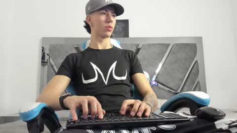 oliverthompson_01 online show from December 17, 2024, 6:02 am