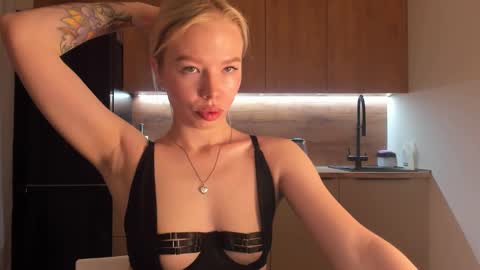 Olivia 3 online show from March 12, 2025, 9:35 pm