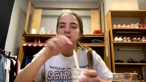 Snapshot of oliviaaraee chatting on February 9, 2026, 10:47 pm oliviaaraee online show from February 9, 2026, 10:47 pm