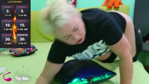 oliviaparadise online show from November 6, 2025, 2:18 pm