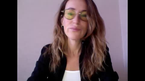 olyra11 online show from February 25, 2026, 7:51 am