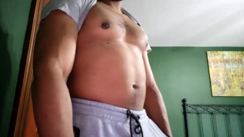 omoreno17 online show from May 2, 2026, 7:52 pm