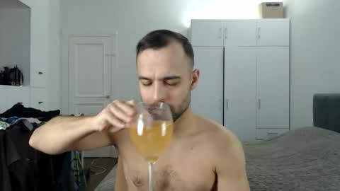 onebestlover online show from March 25, 2026, 9:04 am