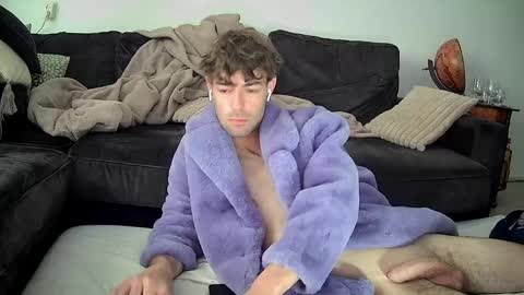 Snapshot of onesieboyx chatting on May 5, 2026, 9:28 am onesieboyx online show from May 5, 2026, 9:28 am