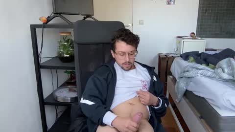 Snapshot of ovidius96 chatting on December 4, 2025, 10:35 am ovidius96 online show from December 4, 2025, 10:35 am