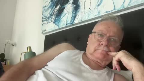 ozhairybearxxxx online show from December 15, 2024, 1:46 am