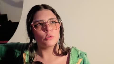 Paola Lyon online show from September 19, 2025, 7:10 am