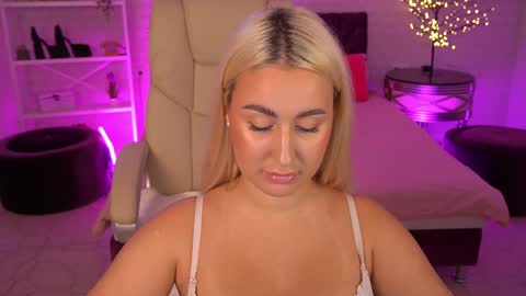 Lia online show from May 22, 2026, 2:01 pm
