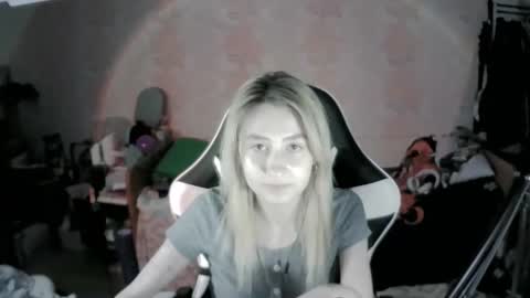 paradise_shade online show from November 24, 2025, 5:34 pm