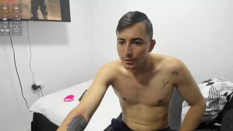 pareja_curiosa19 online show from November 15, 2025, 11:10 pm