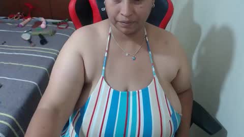 Snapshot of pareja_explosivasexx chatting on May 17, 2026, 3:52 pm Luna online show from May 17, 2026, 3:52 pm
