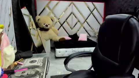 paris petit online show from December 2, 2025, 8:26 pm