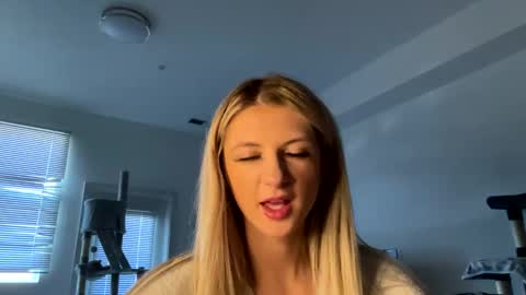 parisbaby2000 online show from March 3, 2025, 8:32 pm