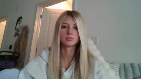 parisbaby2000 online show from November 18, 2025, 6:12 pm