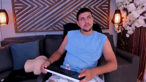 Snapshot of paul_rivera chatting on November 20, 2025, 8:30 pm Paul Rivera online show from November 20, 2025, 8:30 pm