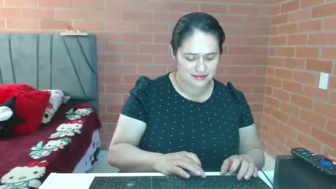 paula__117 online show from April 7, 2026, 7:25 pm