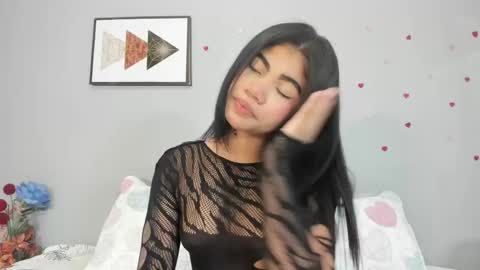 Snapshot of paulete_w chatting on April 18, 2026, 12:53 pm Pau online show from April 18, 2026, 12:53 pm