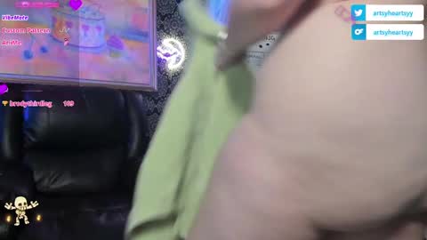 Snapshot of pawggoddess778 chatting on December 6, 2024, 5:09 am ArtsyHeartsyy online show from December 6, 2024, 5:09 am