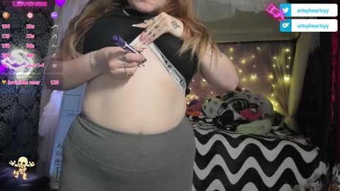 Snapshot of pawggoddess778 chatting on December 13, 2024, 5:16 am ArtsyHeartsyy online show from December 13, 2024, 5:16 am