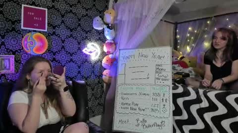 Snapshot of pawggoddess778 chatting on January 1, 2025, 5:11 am ArtsyHeartsyy online show from January 1, 2025, 5:11 am