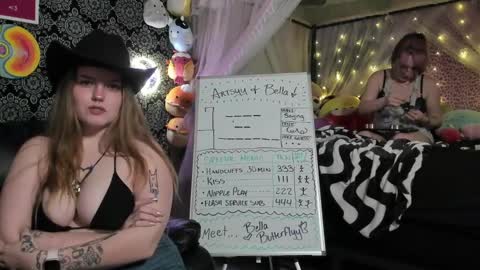 Snapshot of pawggoddess778 chatting on January 2, 2025, 4:52 am ArtsyHeartsyy online show from January 2, 2025, 4:52 am