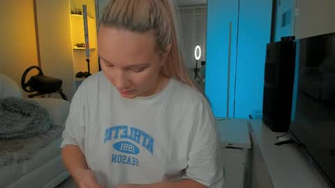 peachju1cy online show from January 28, 2025, 3:04 am