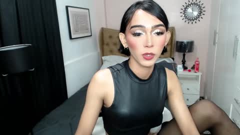 Snapshot of pearlmoore chatting on February 12, 2025, 8:27 am Pearl online show from February 12, 2025, 8:27 am