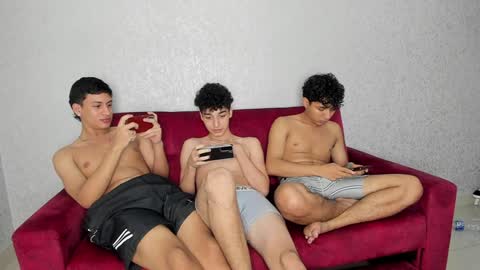 Snapshot of pelusos_mens chatting on January 8, 2025, 6:41 am CAIN-19 ALLEN-18 RONALD-18 AUSTIN-18 MOD DANTE online show from January 8, 2025, 6:41 am