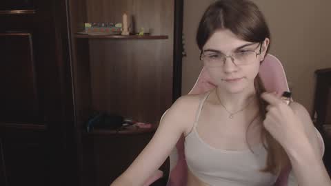 Snapshot of peralez_f chatting on December 3, 2024, 2:25 am Farida online show from December 3, 2024, 2:25 am